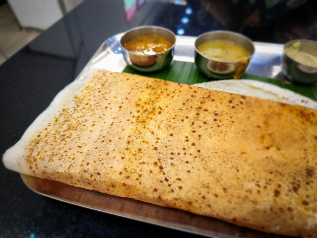 Zuid-Indiaas gerecht met dosa op een bananenblad, Indiaas restaurant Amsterdam